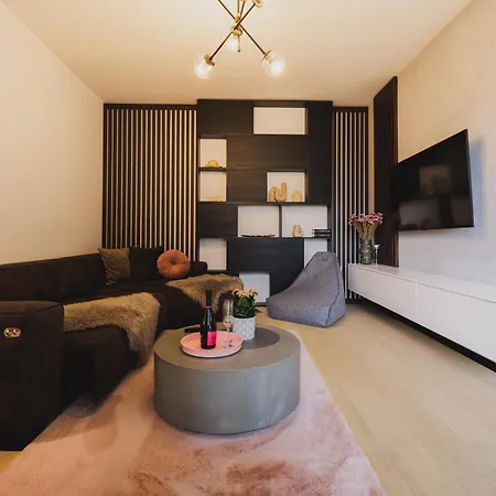 Rose Luxury & 24h Self Check-in With Private Parking Lägenhet Banská Bystrica